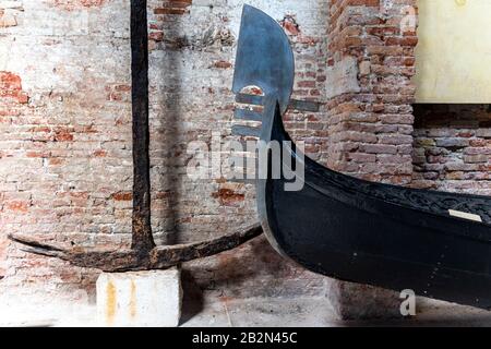 Gondel Im Arsenal, Marinemuseum, Venedig, Italien Stockfoto