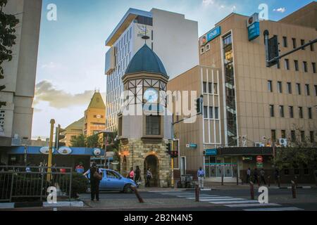 Windhoek, Namibia - 18. April 2015: Innenstadt mit dem Turmtor mit Uhr Stockfoto