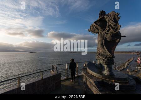 Fenit, Irland - 2. März 2020: Blick auf den Atlantik auf der Insel Samphine neben der Statue von St. Brendan, dem Seefahrer an der Westküste von Stockfoto