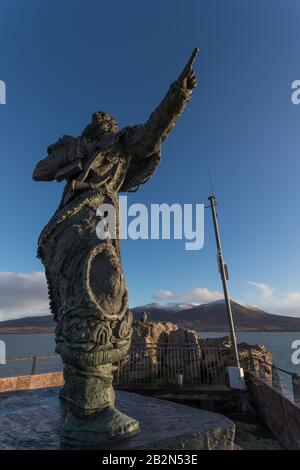 Fenit, Irland - 2. März 2020: Blick auf die Statue von St. Brendan, dem Seefahrer an der Westküste des County Kerry, Irland Stockfoto