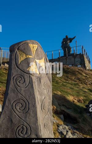 Fenit, Irland - 2. März 2020: Nahaufnahme des keltischen Steindesigns auf der samphire Insel, Statue von St. Brendan, dem Seefahrer an der Westküste des County Stockfoto