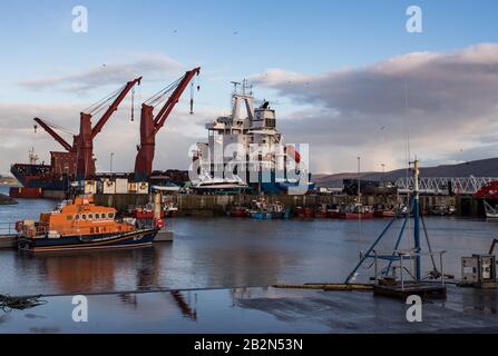 Fenit, Irland - 2. März 2020: Schiffe im Hafen von Fenit an der Westküste des County Kerry, Irland angedockt Stockfoto