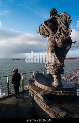 Fenit, Irland - 2. März 2020: Blick auf den Atlantik auf der Insel Samphine neben der Statue von St. Brendan, dem Seefahrer an der Westküste von Stockfoto