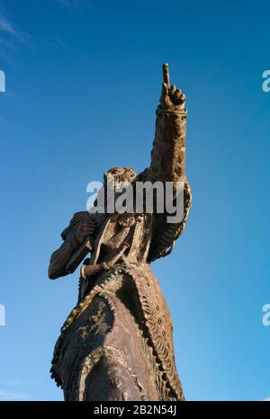 Fenit, Irland - 2. März 2020: Blick auf die Statue von St. Brendan, dem Seefahrer an der Westküste des County Kerry, Irland Stockfoto