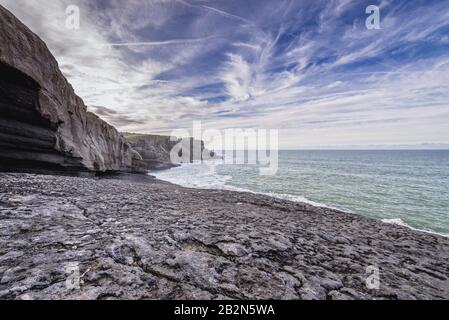 Blick neben Cueva de la Ojerada - kleine Höhle an der Küste der Biscaybucht in der Nähe der Stadt Ajo in Kantabrien in Spanien Stockfoto