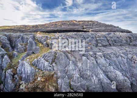 Cabo Ajo - kap mit berühmter Ojerada-Höhle an der Küste der Biscaybucht in der Nähe der Stadt Ajo in der Gemeinde Bareyo, Kantabrien in Spanien Stockfoto