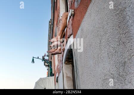 Touristen kommen vom Zimmerfenster, venedig, italien, zu Fuß in die Höhe Stockfoto