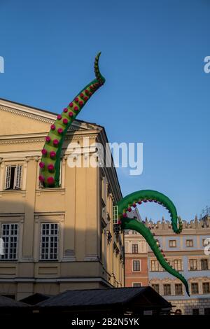 16. Juni 2019, Lublin, Polen: Installation von Zmij im Gebäude des Crown Tribunal in der Stadt Lublin, die von der Gruppe der Künstler, die während des Festes in Air entwerfen, angefertigt wurde Stockfoto
