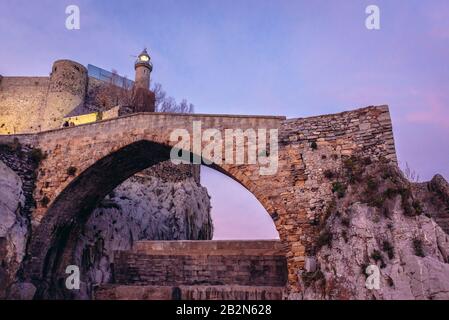 Alte Brücke vor Schloss Santa Ana im Hafen Castro Urdiales in Kantabrien in Spanien Stockfoto