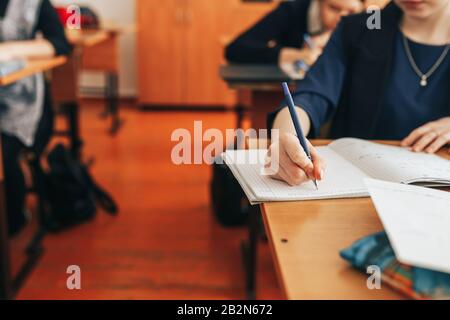Der Student schreibt in einem Notizbuch Stockfoto