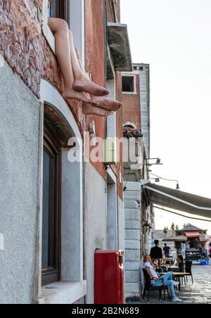 Touristen kommen vom Zimmerfenster, venedig, italien, zu Fuß in die Höhe Stockfoto