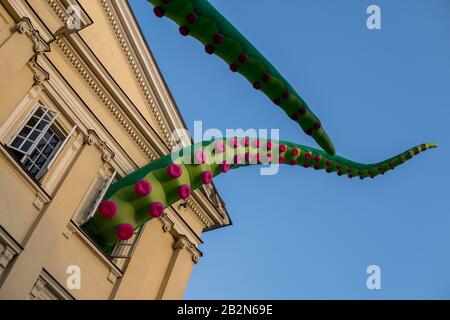 16. Juni 2019, Lublin, Polen: Installation von Zmij im Gebäude des Crown Tribunal in der Stadt Lublin, die von der Gruppe der Künstler, die während des Festes in Air entwerfen, angefertigt wurde Stockfoto