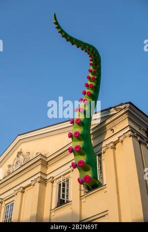 16. Juni 2019, Lublin, Polen: Installation von Zmij im Gebäude des Crown Tribunal in der Stadt Lublin, die von der Gruppe der Künstler, die während des Festes in Air entwerfen, angefertigt wurde Stockfoto