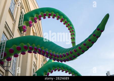 16. Juni 2019, Lublin, Polen: Installation von Zmij im Gebäude des Crown Tribunal in der Stadt Lublin, die von der Gruppe der Künstler, die während des Festes in Air entwerfen, angefertigt wurde Stockfoto