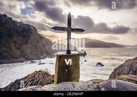 Kreuzwegstation auf Gaztelugatxe an der Küste der Provinz Biskaya in Spanien Stockfoto