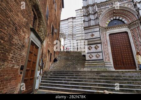 Treppe der Fassade des San Giovanni Baptisteriums von Siena Italien bei Tag Stockfoto