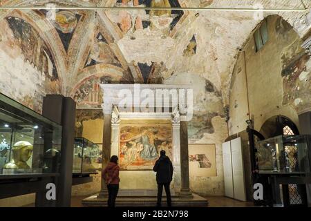 Touristen besuchen die Alte Sakristei von Santa Maria della Scala in Siena Italien Stockfoto