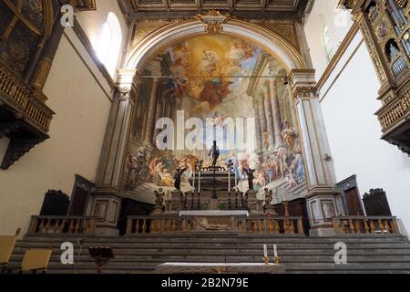 Hauptaltar der Kirche Santa Maria della Scala in Siena Italien während des Tages Stockfoto