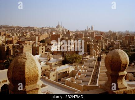 Reisefotografie - Blick auf das Stadtbild über die islamischen Fatimidenviertel zur Zitadelle der Stadt Kairo in Ägypten im Nahen Osten Nordafrikas Stockfoto
