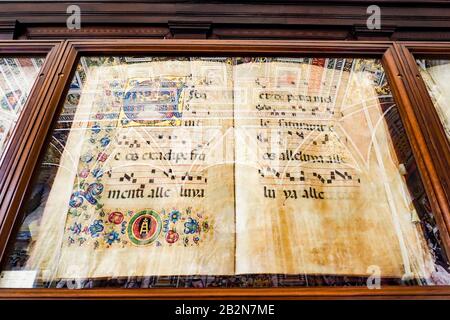 Altes Buch in der Piccolomini Bibliothek im italienischen Dom von Siena Stockfoto