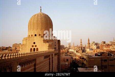 Reisefotografie - Blick auf das Stadtbild von Bab Zuweila über die Innenstadt und die islamischen Fatimidenviertel der Stadt Kairo in Ägypten in Nordafrika Stockfoto