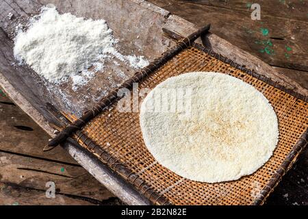 Braten Sie Cassava-Gebäck Und Grinste Root Indigenous Heating Fancy Stockfoto