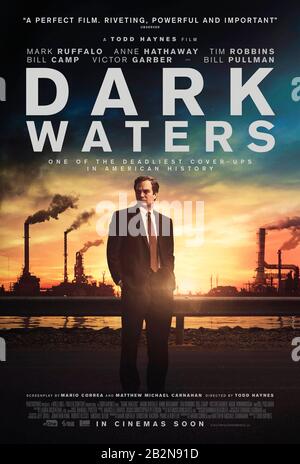 Dark Waters (2019) unter der Regie von Todd Haynes und mit Mark Ruffalo, Anne Hathaway, Tim Robbins und Anne Hathaway in den Hauptrollen. Die wahre Geschichte des Unternehmensanwalts Robert Bilott, der Dupont übernimmt und eine lange Geschichte der industriellen Umweltverschmutzung, die die Gesundheit der Einwohner in einer nahe gelegenen Stadt ausbelastet, enthüllt. Stockfoto