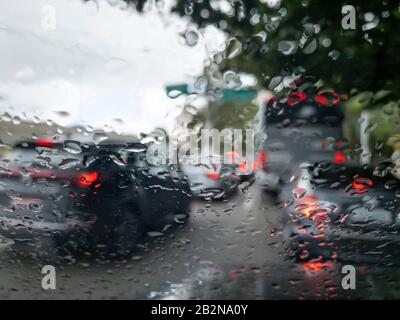 Verkehr und Regen auf dem Autoglas. Verkehr in der Großstadt. Stockfoto
