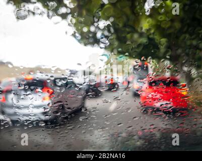 Verkehr und Regen auf dem Autoglas. Verkehr in der Großstadt. Stockfoto