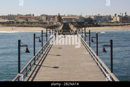 Swakopmund, Namibia - 18. April 2015: Pier an der Atlantikküste Stockfoto