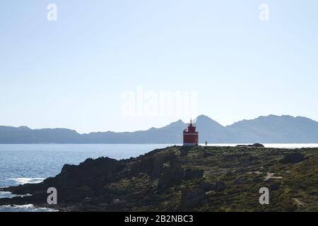 Alter roter Leuchtturm in Punta Robaleira, Cabo Home, Pontevedra, Spanien Stockfoto