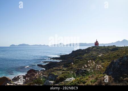 Alter roter Leuchtturm in Punta Robaleira, Cabo Home, Pontevedra, Spanien Stockfoto