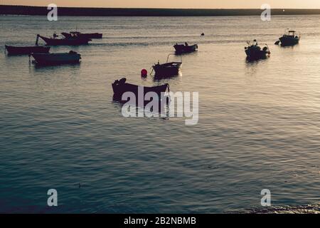 Kleine Boote im Hafen am Ende des Tages Stockfoto