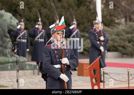 Sofia, Bulgarien - 03. März 2020: Parade zur Befreiung Bulgariens vom ottonischen Joch. Befreiungstag auf Denkmal des Unbekannten Kriegers. Stockfoto