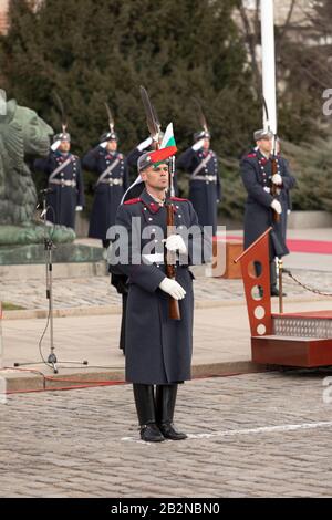 Sofia, Bulgarien - 03. März 2020: Parade zur Befreiung Bulgariens vom ottonischen Joch. Befreiungstag auf Denkmal des Unbekannten Kriegers. Stockfoto