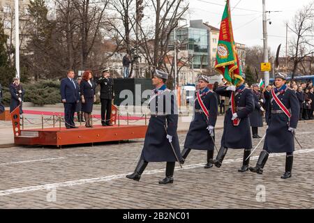 Sofia, Bulgarien - 03. März 2020: Parade zur Befreiung Bulgariens vom ottonischen Joch. Befreiungstag auf Denkmal des Unbekannten Kriegers. Stockfoto