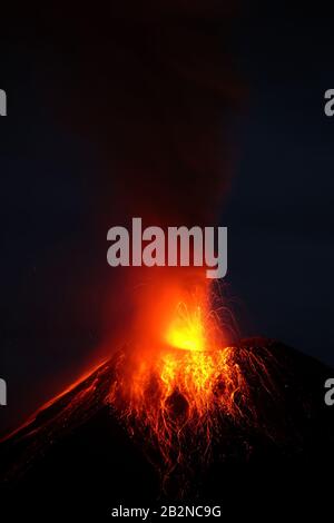 Tungurahua Eruption Eruption 29 11 2010 Ecuador Südamerika 4 Uhr Ortszeit Stockfoto