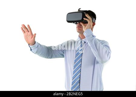 Kaukasischer Geschäftsmann, der ein Virtual Reality Headset trägt Stockfoto