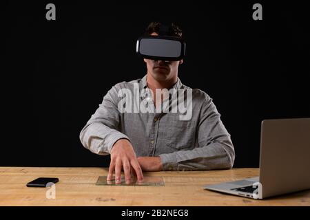 Kaukasier mit Virtual Reality Headset Stockfoto