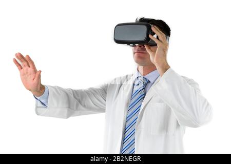 Kaukasischer Geschäftsmann, der ein Virtual Reality Headset trägt Stockfoto