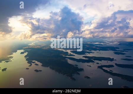 Dramatischer Sonnenuntergang über der schwedischen Ostseeküste von einem fliegenden Flugzeug zum Scavsta-Flughafen direkt nach einem Sommersturm Stockfoto