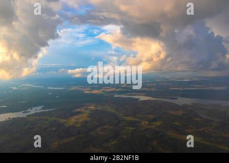 Dramatischer Sonnenuntergang über der schwedischen Ostseeküste von einem fliegenden Flugzeug zum Scavsta-Flughafen direkt nach einem Sommersturm Stockfoto