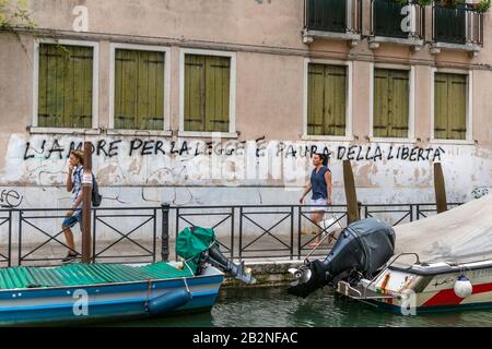 Graffiti-Schriftzug "Liebe zum Gesetz und Angst vor Freiheit" an einer Wand in Venedig, italien Stockfoto