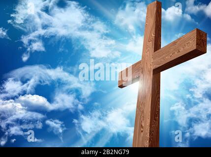 Auferstehung oder Kreuzigung. holz-christian-Kreuz auf Himmelshintergrund mit Wolken. Christliches Osterkonzept. Kruzifix 3D-Abbildung Stockfoto