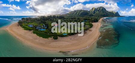 Luftpanorama vor der Küste über Tunnel-Strand auf der hawaiischen Insel Kauai mit dahinter liegenden Na Pali-Bergen Stockfoto