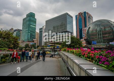 Shanghai, CHINA, 26. OKTOBER: Blick auf die Stadtgebäude in Xujiahui, einem Gebiet, das für seine Elektronikzentren und Einkaufsmöglichkeiten am 26. Oktober 2019 in Shanghai bekannt ist Stockfoto