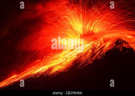 Close Range lange Exposition der Vulkan Tungurahua Night Shot Stockfoto