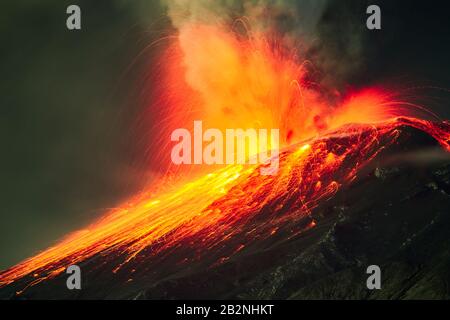 Tungurahua Vulkan von Lava bedeckt während der Nacht Explosion Nahbereich Stockfoto