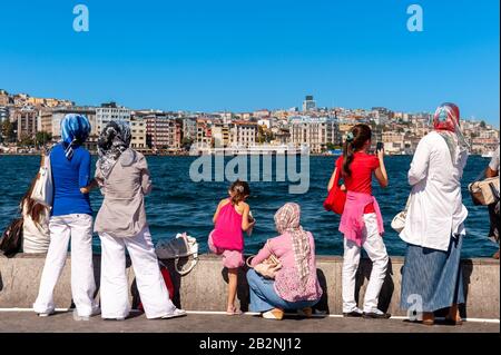 Junge Frauen an der Uferpromenade in Eminonu, Istanbul, Türkei Stockfoto