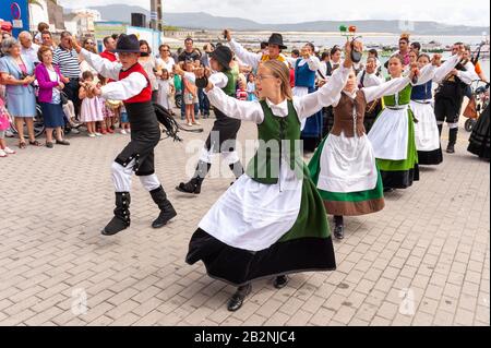 Kinder, die traditionellen Volkstanz bei jährlichen Festas, Corrubedo, Galicien, Spanien, vorführen Stockfoto